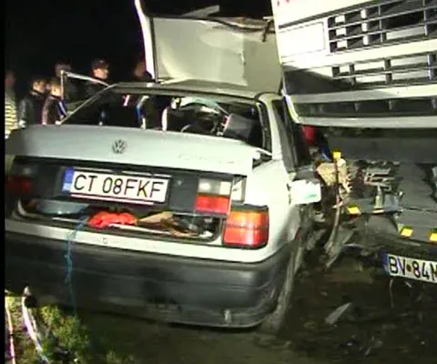 Trei tineri au fost răniţi grav într-un accident rutier