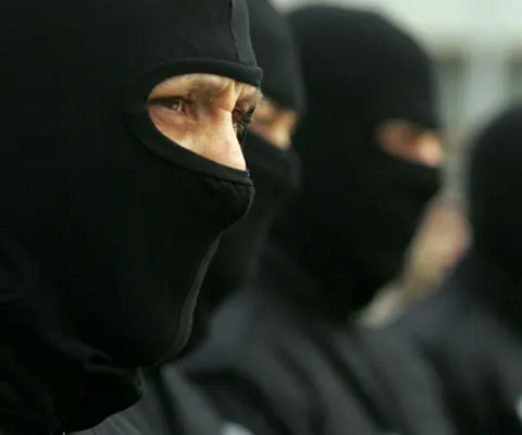 Unul dintre presupuşii hoţi ai maşinii lui Becali s-a predat Poliţiei