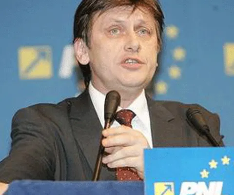 Crin Antonescu: Îi doresc lui Traian Băsescu păhărele mai multe şi voturi mai puţine