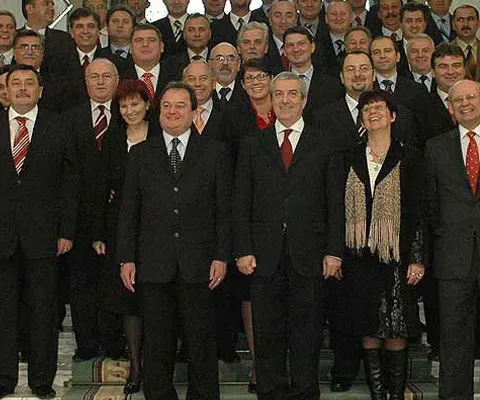 Guvernul Boc cheltuieşte 2,6 milioane de euro anual pe salariile foştilor prefecţi şi subprefecţi