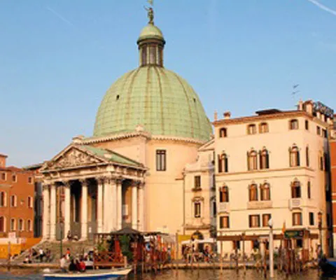 Un episcop italian a protestat împotriva amplasării unei reclame pe o biserică
