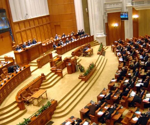 Parlamentul va dezbate, miercurea viitoare, moţiunea de cenzură PNL-UDMR