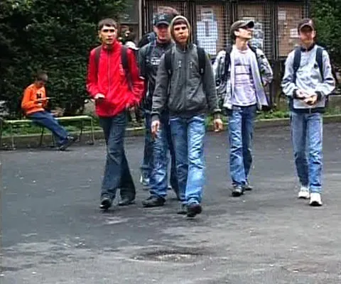 Sute de elevi din ţară au pierdut bursele sociale, întrucât Guvernul a redus plafonul de venit brut pe membru de familie