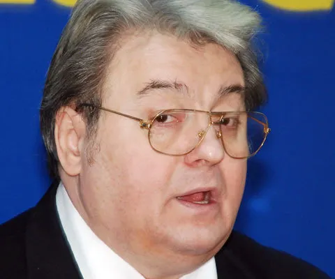 Vadim Tudor şi-a anunţat candidatura la preşedinţie şi l-a propus pe Becali ca prim-ministru