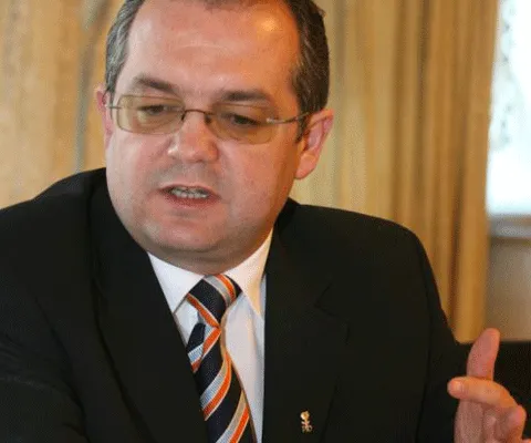 Emil Boc: Guvernul a trecut printr-un moment în care nu a fost departe de a nu putea plăti salariile şi pensiile
