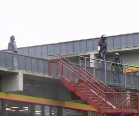 O elevă din Germania a fost atacată de o tânără mascată care a pătruns în şcoală