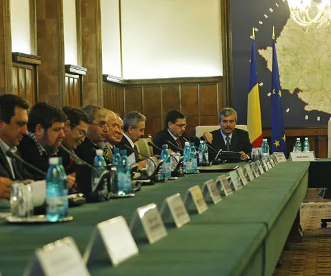 Guvernul vrea echilibrul celor trei puteri în stat la stabilirea salariului maxim din Legea unică