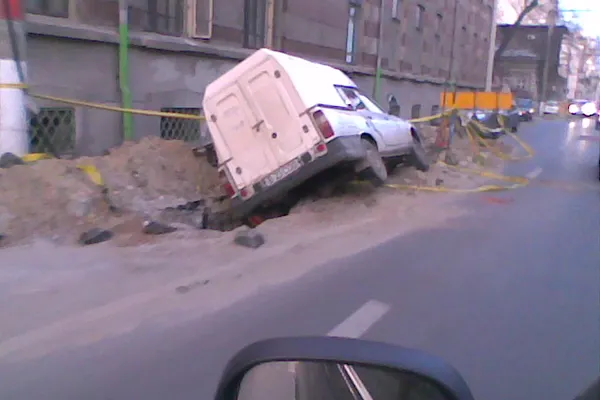 O lucrare pe partea carosabilă a dus la un accident