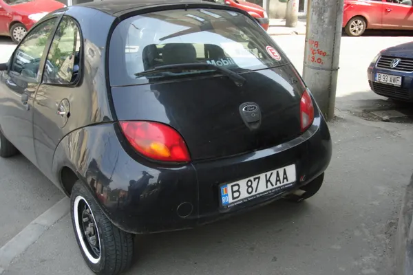 Pietonii se plâng de maşinile parcate pe trotuar