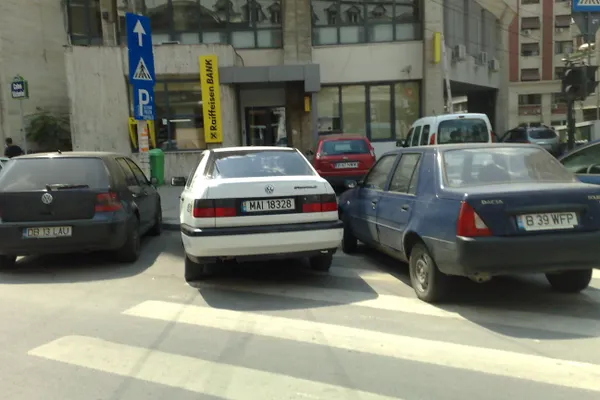 Maşin poliţiei parcată pe trecerea de pietoni