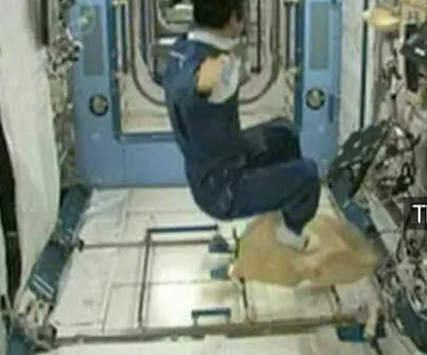REALITATEA pe NET: Un astronaut de pe SSI s-a plimbat cu un covor zburător