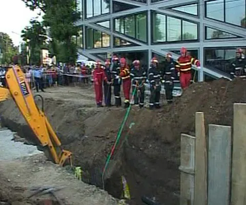 Autorităţile anchetează împrejurările în care s-a produs accidentul de la pasajul Băneasa