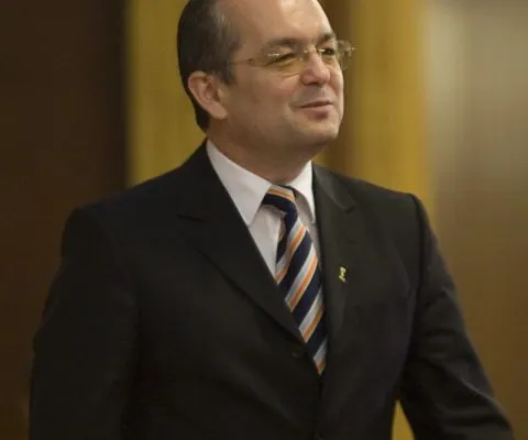 Guvernul a luat în discuţie criteriile pentru participarea băncilor la programul "Prima Casă"