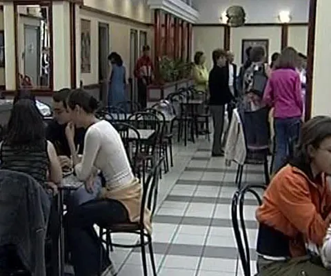 250.000 de români mănâncă zilnic în restaurante fast-food