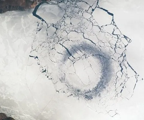 Urme misterioase pe lacul Baikal din Rusia, fotografiate de pe Staţia Spaţială Internaţională. VEZI FOTO