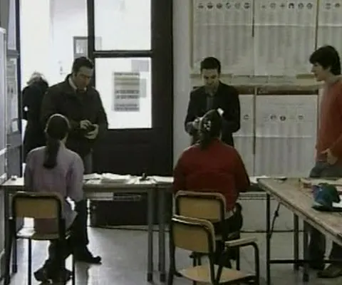 850.000 de români cu drept de vot au fost aşteptaţi la alegerile locale din Italia