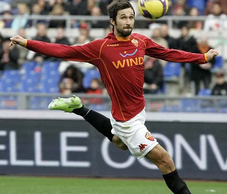Italia - Mirko Vucinic şi-a prelungit contractul cu AS Roma până în 2013