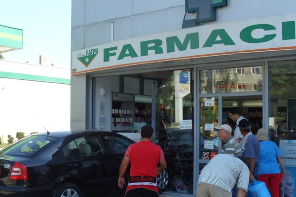 Accident, o maşină a intrat în vitrina unei farmacii din Constanţa