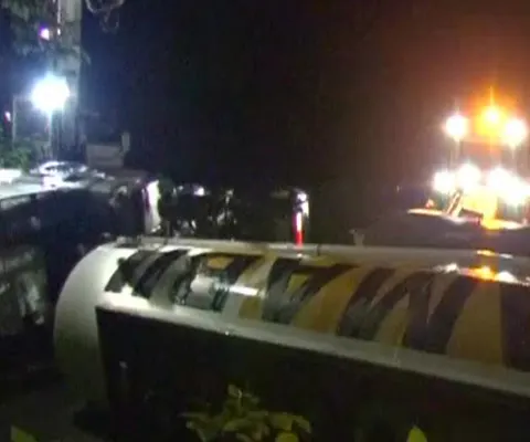 O cisternă plină cu motorină s-a răsturnat pe drumul dintre Târgu Jiu şi Motru