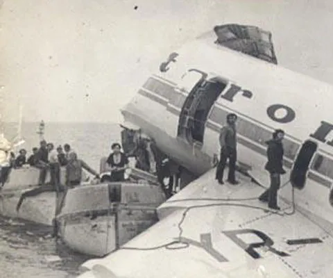 În 1980, o aeronavă cu 186 de pasageri, pe ruta România-Mauritania, s-a prăbuşit în oceanul Atlantic. Doar o persoană a murit - GALERIE FOTO
