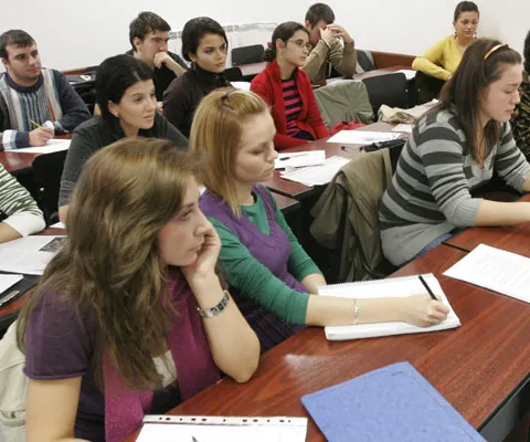 REALITATEA.NET Magazin: Campania pentru alegerile europarlamentare i-a lăsat indiferenţi pe studenţi