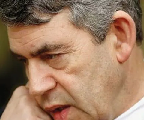 Gest nepoliticos al premierului britanic Gordon Brown, surprins de jurnalişti, la REALITATEA pe NET