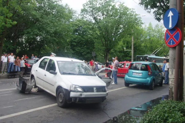 Accident cu răniţi grav în Capitală