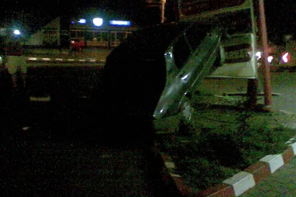 Accident în Vaslui, o maşină a intrat în panoul unei benzinării