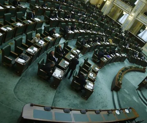 Ziua Tatălui şi Ziua Mamei, aprobate de senatori în ciuda opoziţiei Guvernului