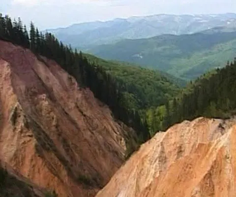 Groapa Ruginoasa, o rană săpată în trupul muntelui Ţapu