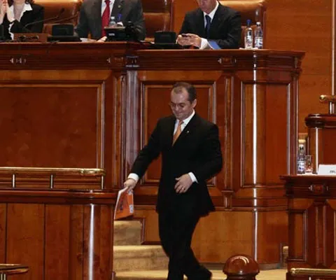 Guvernul a adoptat o ordonanţă care îi permite să modifice actele normative înainte de întrarea lor în vigoare
