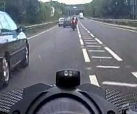 Un bărbat din Anglia şi-a filmat prietenul motociclist în timp ce a fost decapitat într-un accident. ATENŢIE IMAGINI ŞOCANTE