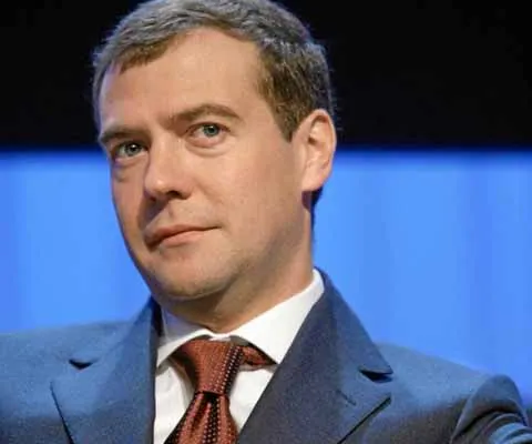 Medvedev o ia pe urmele lui Putin: înoată un kilometru pe zi