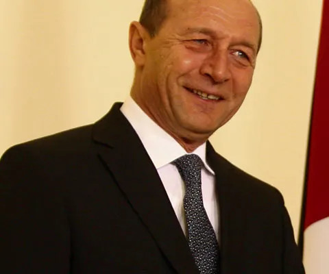 Băsescu îi cere lui Boc să-i spună când adoptă Guvernul actele normative din Educaţie