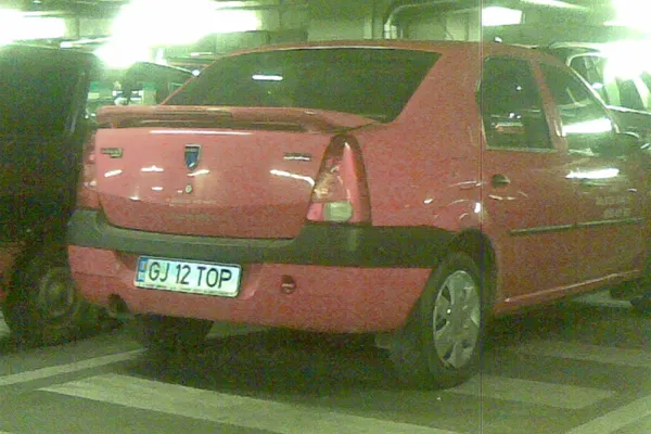 Parcat pe trecerea de pietoni, în parcarea unui supermarket