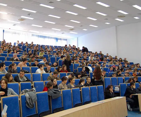 Trei universităţi clujene vor oferi cursuri de învăţământ la distanţă pentru românii din Italia