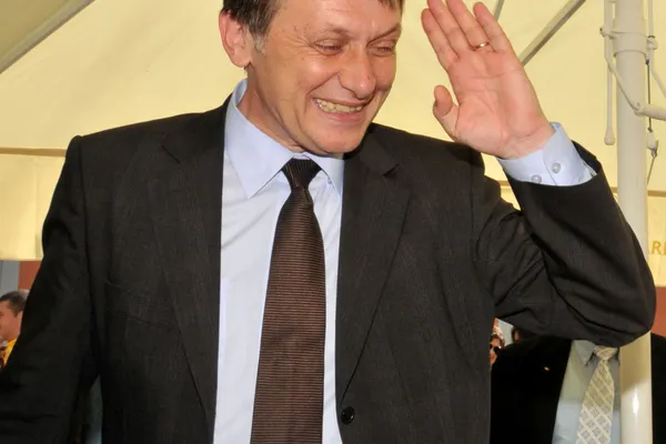 Crin Antonescu ameninţă cu depunerea unei moţiuni de cenzură pe Coduri