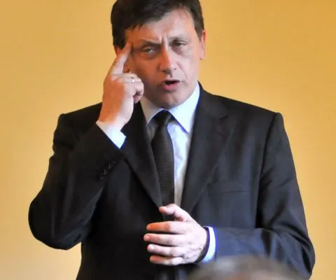 Crin Antonescu: Mă deranjează cinismul celor două clanuri politice de la guvernare care se acuză fără perdea de ilegalităţi