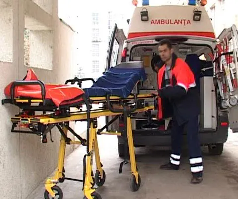 Un echipaj SMURD a fost agresat de un grup de persoane, dintre care una era victima unui accident