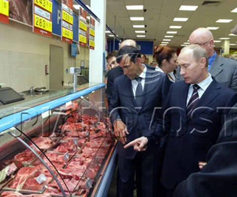 Putin a ordonat conducerii unui lanţ de supermarketuri să reducă preţurile