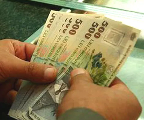 Creditul neguvernamental a scăzut cu 0,7% în mai, avansul anual a încetinit la 15,9%