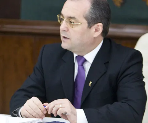 Boc spune că TVA nu se va majora, după ce consilierul său a anunţat o posibilă creştere a taxelor