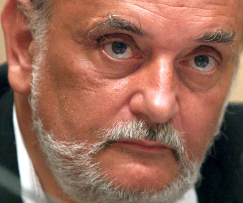 Dinu Patriciu şi-a vândut participaţia la grupul Rompetrol