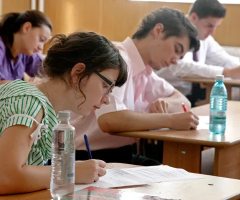 La prima probă scrisă de la bacalaureat au fost eliminaţi din examen 45 de elevi