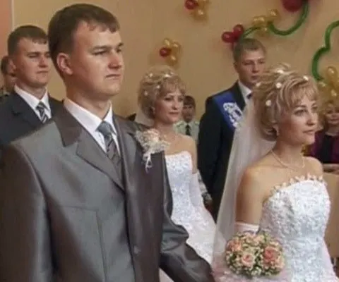 Nuntă dublă între două perechi de gemeni, în Rusia