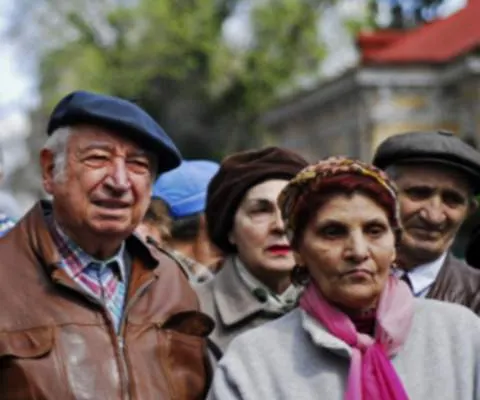 Pensionarii din Bacău s-au înghesuit să prindă un bilet de tratament