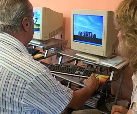 Pensionarii din Mureş iau lecţii de Messenger pentru a vorbi cu cei plecaţi din ţară