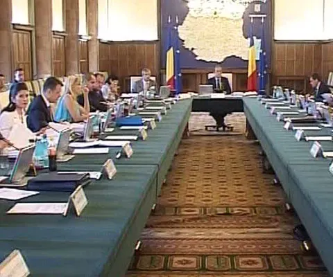 Guvernul face bilanţul la 6 luni. Tot miercuri, premierul a anunţat al doilea plan de măsuri anticriză