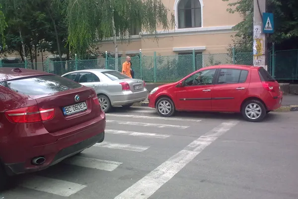 Maşini parcate pe trecerea de pietoni