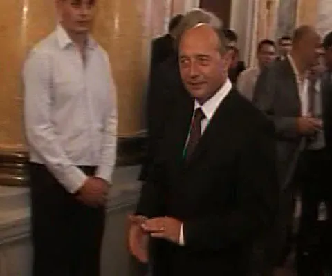 Băsescu: Dacia Logan merge mai bine decât Guvernul